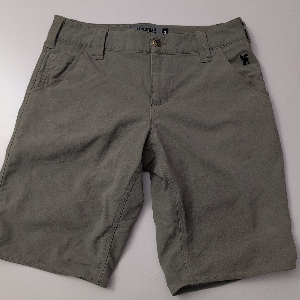 Chrome Men's Olive Green Shorts Size 30